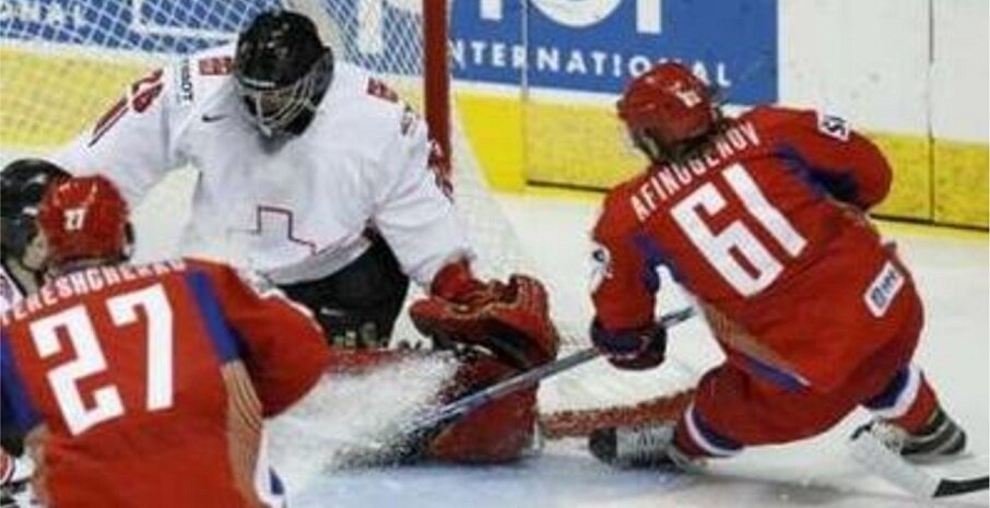 Четвертьфинал ЧМ-2008: Россия – Швейцария. Максим Афиногенов (№61) забрасывает вторую шайбу в ворота Мартина Гербера. Взято из открытого источника Яндекс.Картинки