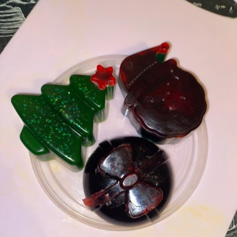 Мои самые первые работы (  в елочке блестки )
А мелкие детали заливались шприцом, а не пипеткой, что делало работу еще тяжелее 