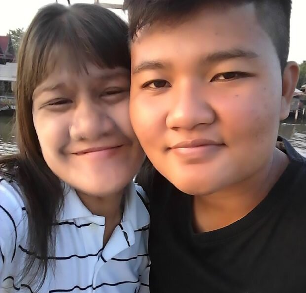 Молодая девушка с детства страдает от редкого заболевания — синдрома Абрамса, также известного как гипертрихоз или синдром оборотня. Со времен Средних веков было известно только о 50 таких больных. У страдающих от этого симптома по всему телу растут густые волосы за исключением ладоней и ступней.В детстве Супатра прошла лечение лазером, но оно оказалось безуспешным.Какое-то время она перестала бороться с волосами на лице, однако после свадьбы начала бриться. О своем муже она говорит так: «Ты не только мой первый мужчина, но и любовь всей моей жизни».