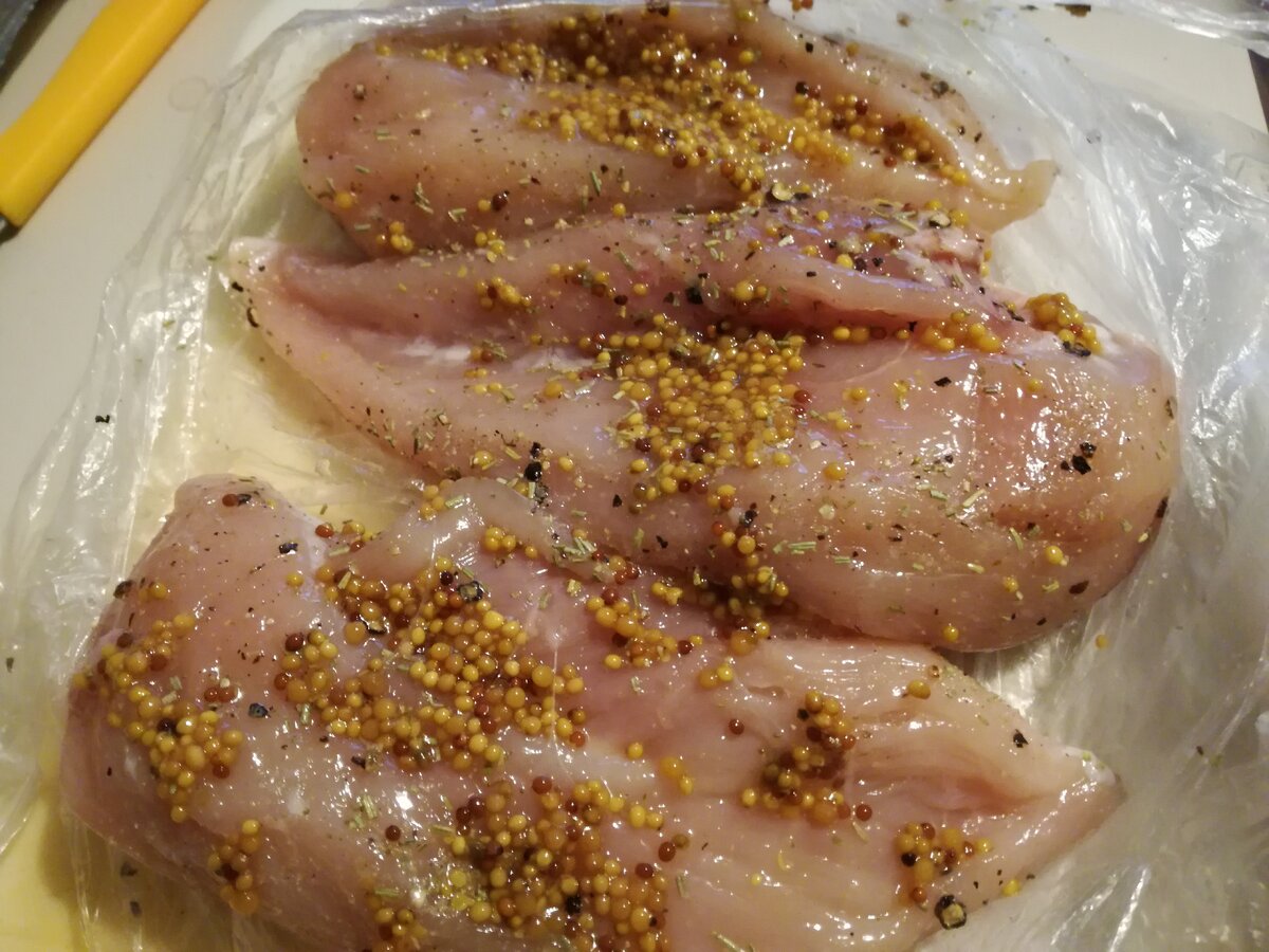 Чтобы куриное филе получилось вкусным и сочным, его надо предварительно замариновать. А как это сделать, я расскажу вам в этом рецепте.