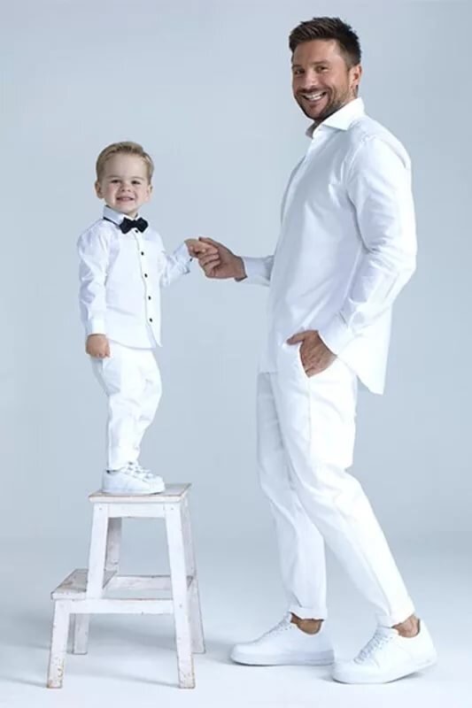 Предполагают,что Лазарев воспользовался услугами суррогатной мамы,например,как Ф.Киркоров,но будучи очень скрытным человеком он ничего рассказывать не собирается, лишь на своей странице в Инстаграмм,сделал заявление в январе он о том,что у него сын и попросил всех уважать его личное пространство.