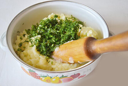   Вкусные и золотистые  оладушки из картофельного пюре это отличное решение для сытного ужина !  Ингредиенты  (на 2 порции)   1.  Первым делом нужно приготовить картофельное пюре.-5