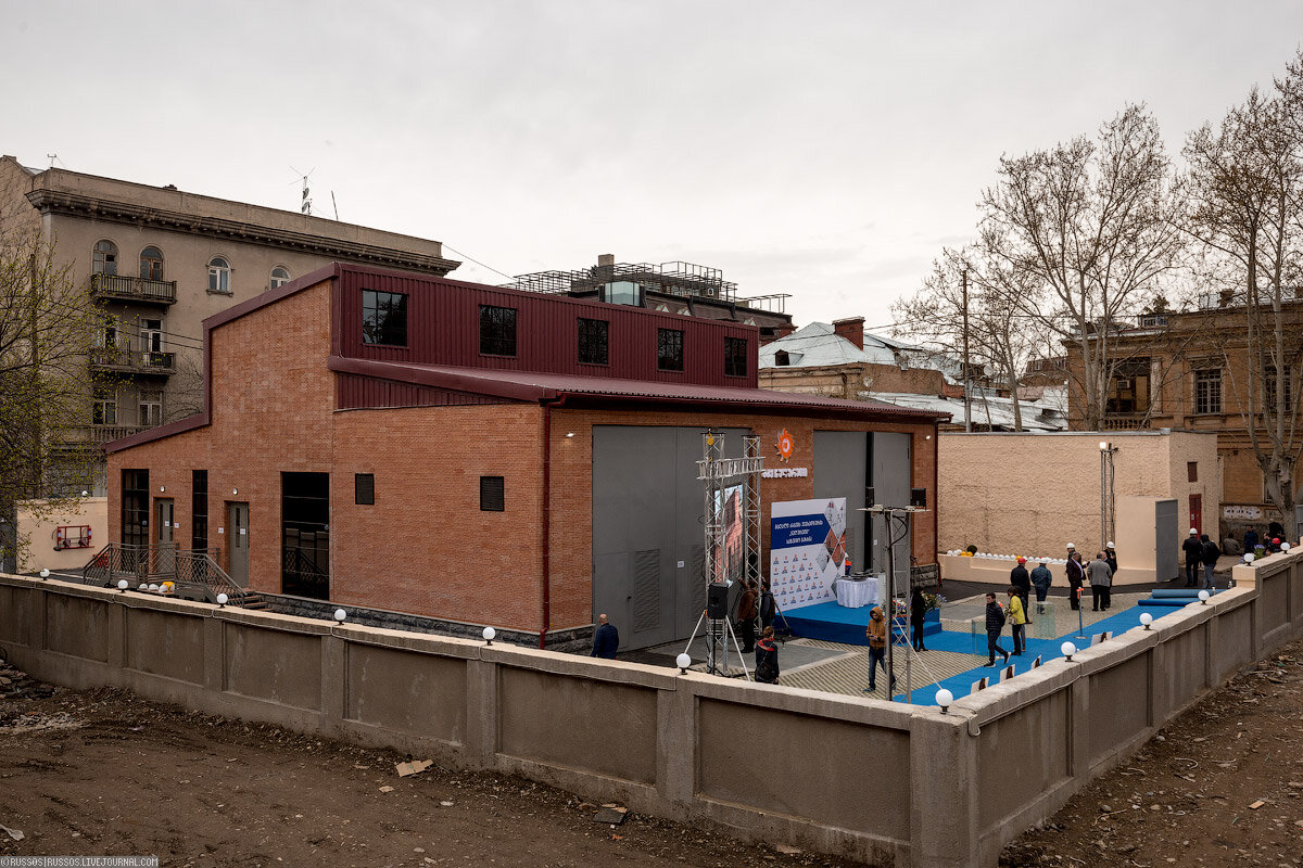 1.  Строительство подстанции на территории бывшей «Теплоэлектроцентрали»  компания «Теласи» начала летом 2017 года. В рамках проекта построено  новое здание подстанции и установлено электрооборудование современных  стандартов. 

