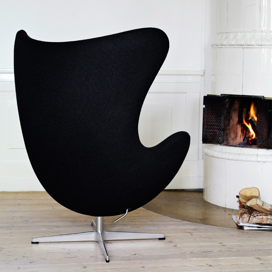 Кресло Egg создал отец-основатель датского функционализма Арне Якобсен. В отличие от Эйлин Грей, карьера Арне сложилась крайне удачно. Его считают главным архитектором Дании середины 20-го века, и, помимо легендарного кресла-яйца, его авторству принадлежит множество предметов, символизирующих будущее и прогресс. Egg было спроектировано для отеля SAS Royal в Копенгагене, где кресла можно увидеть и по сей день.  