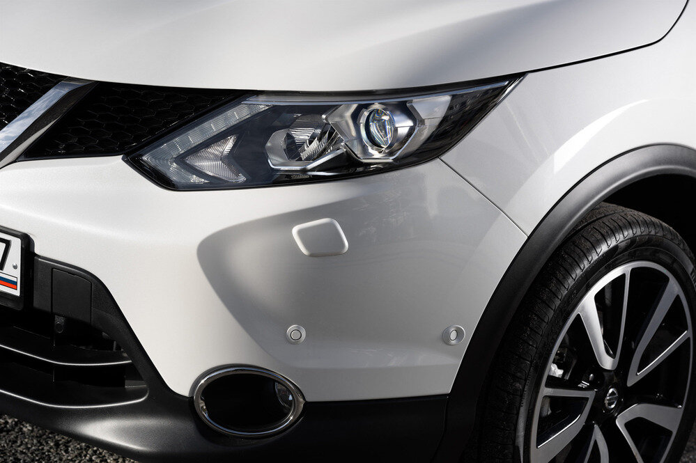 Проще  всего Qashqai российской сборки отличить по накладкам на колёсные арки.  Из-за расширенной колеи у питерских машин они установлены под углом и  по сути являются расширителями арок.  