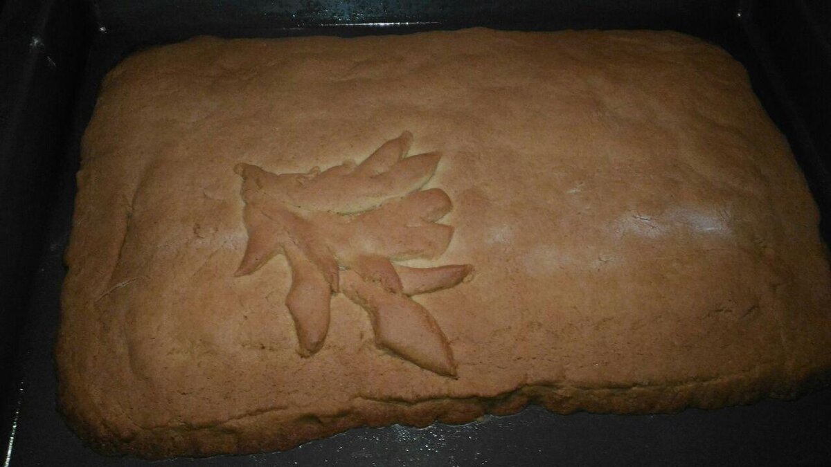 Вот такой из духовки. Пока еще не покрыт глазурью. Получился большой!!!