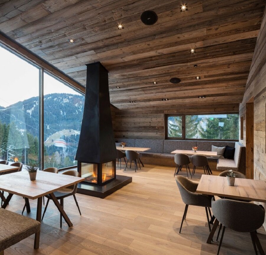 В здании большие окна. Сидя за столиками, гости любуются расположенными вокруг горами, среди которых Хохкёниг.