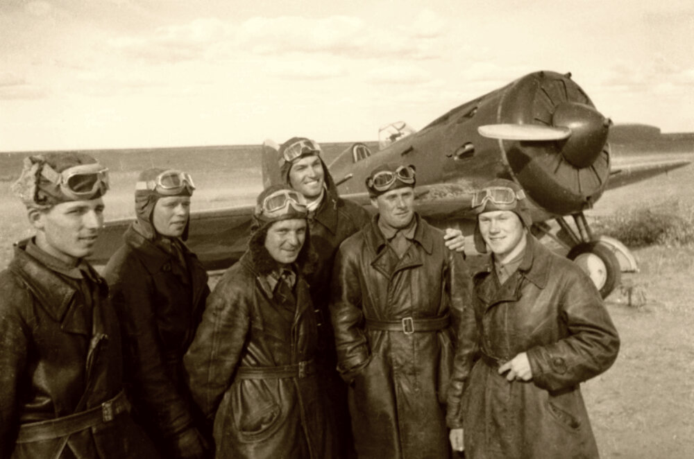 Советские летчики-истребители у И-16 на аэродроме у Халхин-Гола.