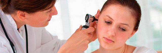 Спровоцировать отслойку ороговевших частиц кожи в ушах может нарушение правил гигиены с применением неподходящих предметов для очистки от накоплений серы. Поврежденная кожа во время заживления обновляется, а хлопья, похожие на перхоть, легко отслаиваются.
 