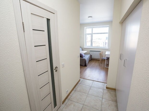 Звукоизоляция в квартирах достаточно низкая, потому что на этаже их около 16 штук.                                      