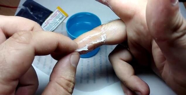  Суперклей может случайно попасть на кожу во время ремонта или изготовления поделки. Его очень сложно убрать с кожи рук, поэтому многие начинают паниковать, если это случилось.