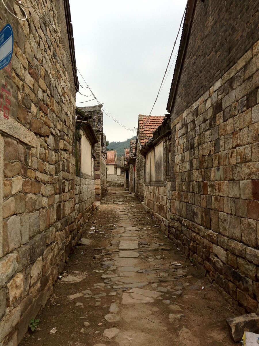 Деревенская улица. Характерно отсутствие окон на улицу.