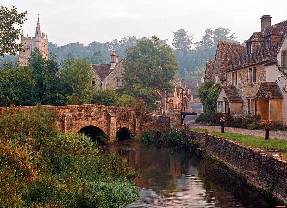 Большое графство в англии. Англия деревня Castle Combe. Деревня Касл комб Англия. Касл комб (Castle Combe), Уилтшир. Касл комб, Юго-Западная Англия.