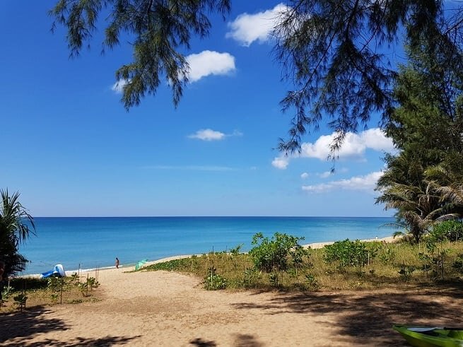 Наиболее приспособленное для отдыха место расположено на юге побережья, ближе ко входу.