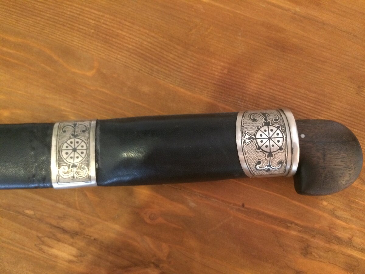 Шашка в ножнах с традиционным орнаментом на стаканах и обоймицах 