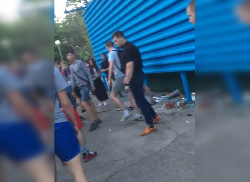 Молодые люди в панике разбежались 