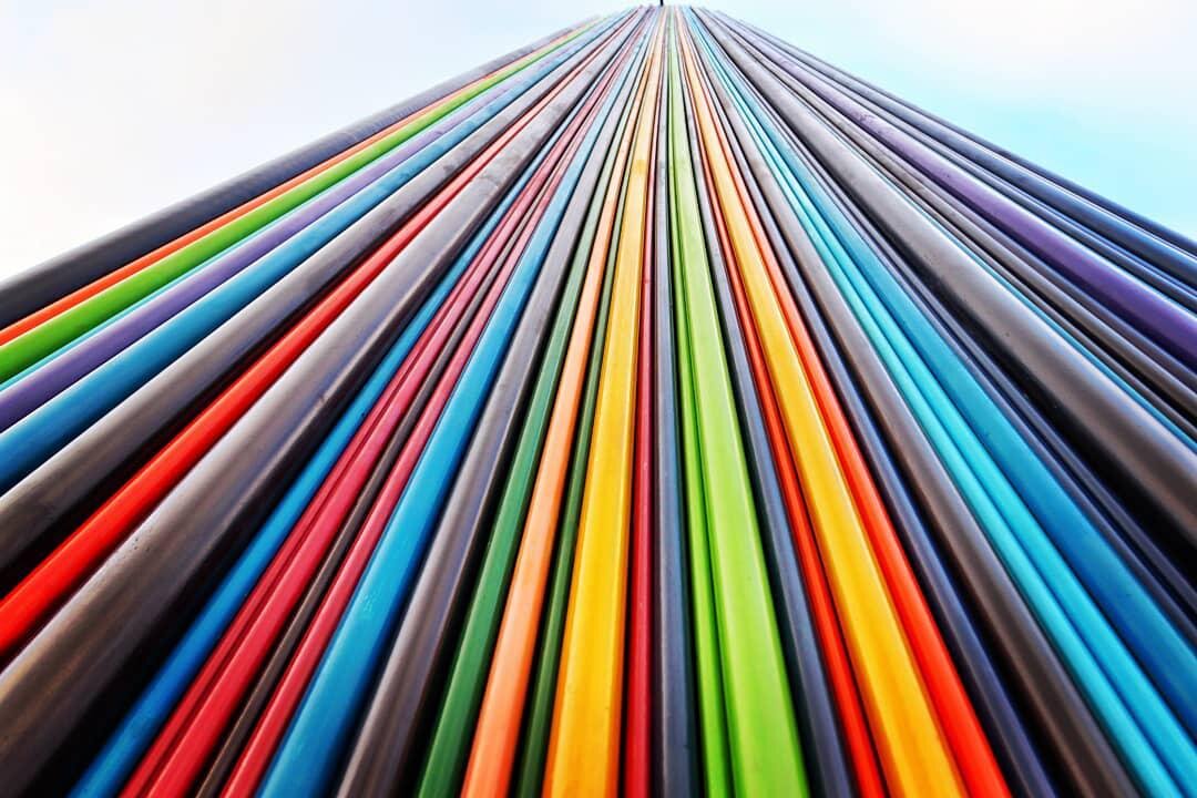 В качестве фасада – 672 стеклопластиковых трубы разного диаметра и 19 различных цветов.
 Если все 672 трубы вытянуть в одну линию, то получится дистанция длинной в 22 километра.
Вес всех труб 27,5 тонн
