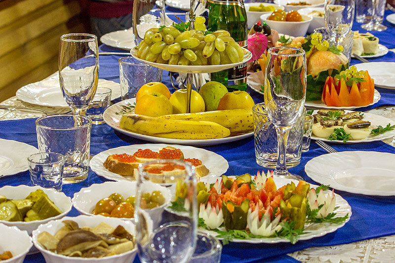 Сегодня хочу рассказать вам, как быстро и без особых затрат накрыть праздничный стол летом.