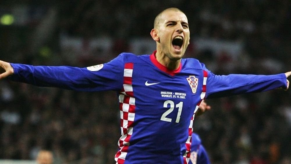 Хорват Младен Петрич забивает победный гол англичанам. Фото: ru.uefa.com