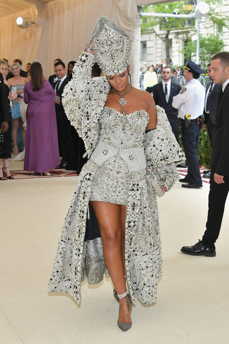 Рианна переплюнула всех на Met Gala 2018, появившись в серебряном платье и  головном уборе, как у Папы Римского! | ВСЕ О МОДЕ И КРАСОТЕ. | Дзен