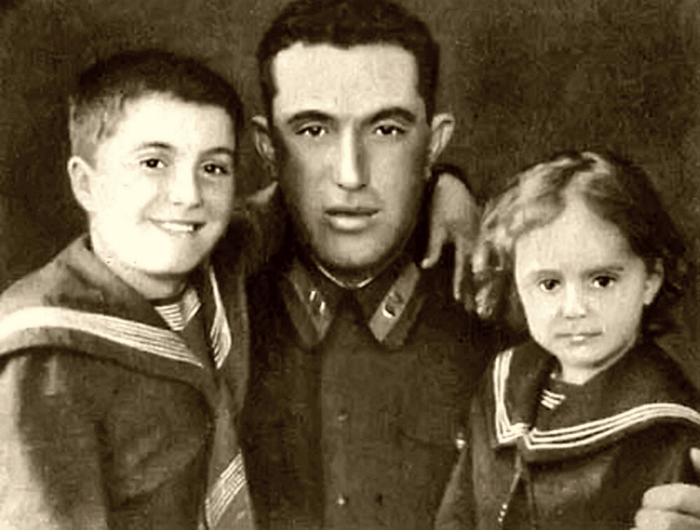 Яков Смушкевич с дочерьми.