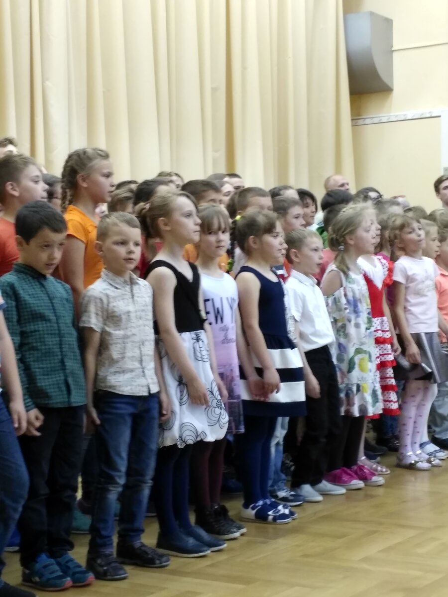 Не верьте тем, кто говорит, что с появлением детей вся твоя жизнь переворачивается с ног на голову. Нет! Просто в  женщине происходит раздвоение личности. С одной стороны личность - это она до беременности и рождения ребенка, с другой - это постоянное посвящение уже казалось бы другой личности другому человеку и вечное "мам", пожизненно!!!! Я не говорю, что это плохо, или хорошо. Это по-другому.