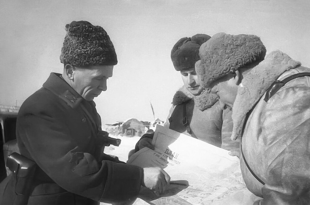 Командующий 65-й армией Донского фронта генерал-лейтенант П. И. Батов с офицерами в районе Сталинграда. Зима 1942–1943 годов.