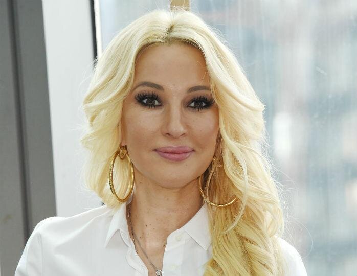 13 августа 47-летняя Лера Кудрявцева стала мамой во второй раз. Известная телеведущая родила дочь своему  30-летнему мужу хоккеисту Игорю Макарову,которую назвали Мария. 