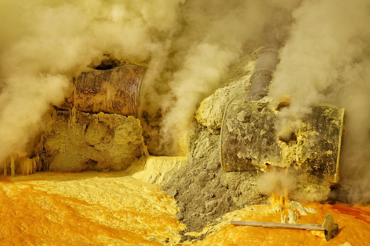 Вулкан иджен сера. Вулкан иджен индонезия фото. Месторождения серы. Добыча серы в индонезии. Вулкан иджен кратер.