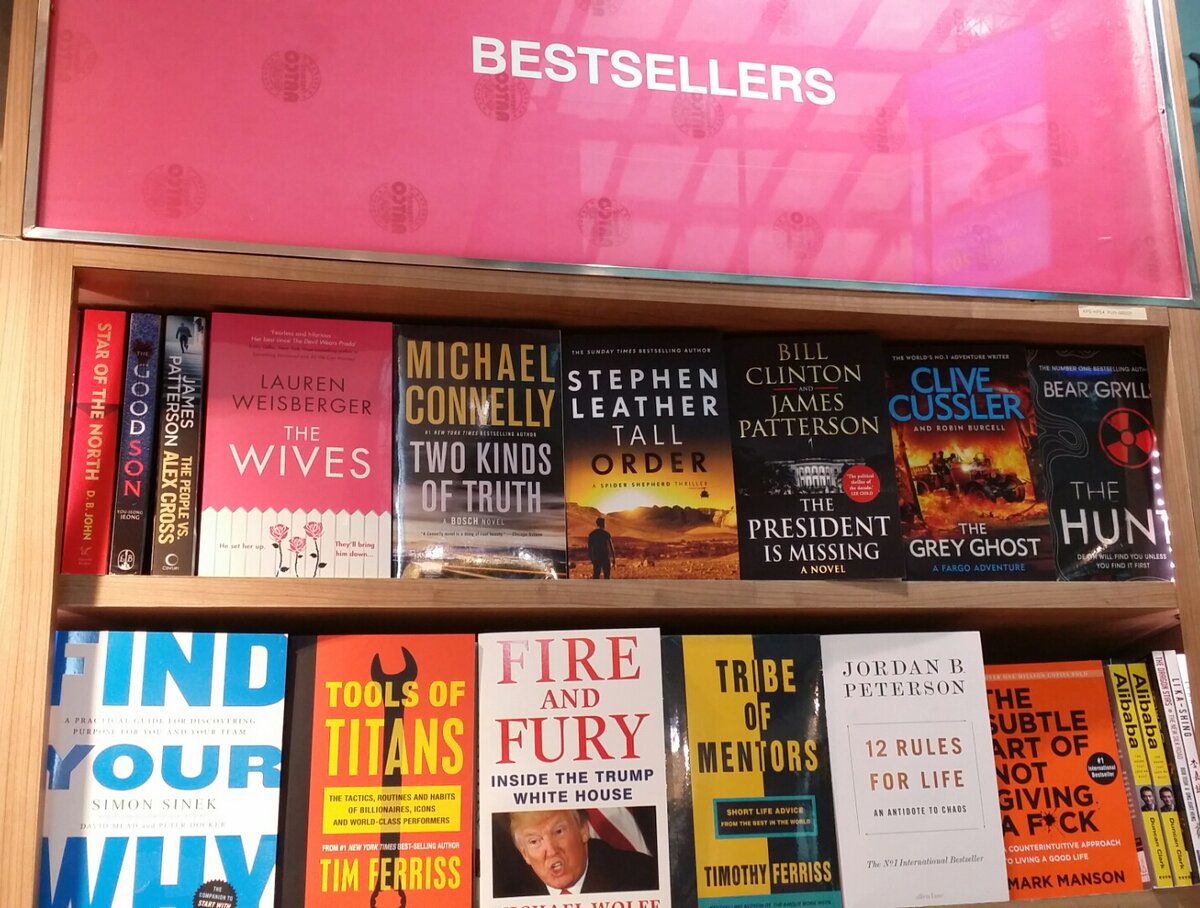 Книга о Трампе в разделе бестселлеры в аэропорту Суварнабхуми (Таиланд)