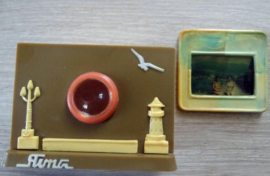 Сувенирный диаскоп, а также слайды со сделанными в отпуске снимками.