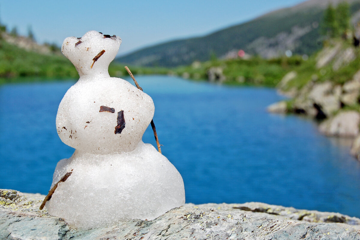 Даже снеговики идут в поход. А ты?