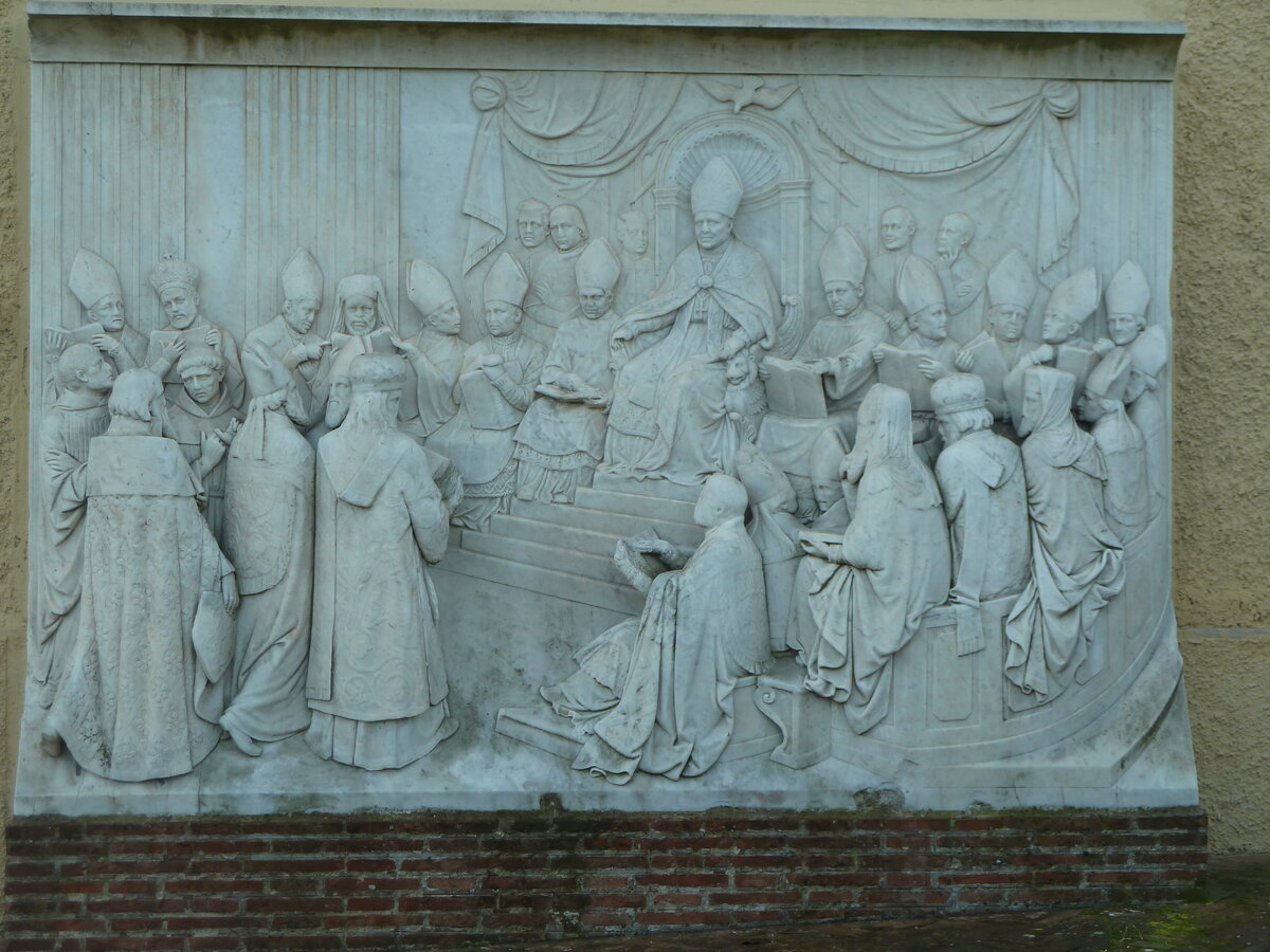 Барельефы из жизни католиков -- главное украшение.