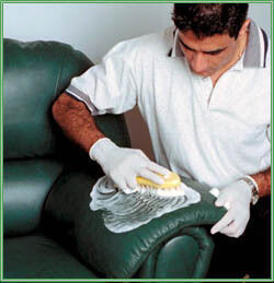 1. Располагайте мебель из кожи не менее, чем в полутора метрах от источников тепла. К тому же, следует избегать попадания прямых солнечных лучей на ее поверхность. Кожа имеет свойство иссыхать.