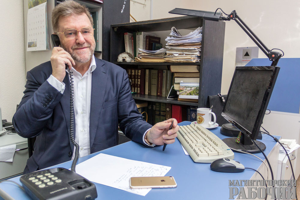 [caption id="attachment_22551" align="aligncenter" width="1000"] Психиатр высшей категории, психотерапевт, нарколог Александр Беликов является заслуженным врачом России. Он уже 29 лет руководит Областной психоневрологической больницей № 5 - одним из ведущих учреждений этого профиля в Уральском Федеральном округе. Местные СМИ характеризуют его как одного из лучших специалистов по психиатрии в УрФО[/caption]