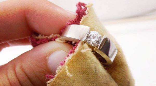 При повседневном использовании драгоценного металла можно заметить, что сплав стал темнеть и терять свой привлекательный вид. Окисление связано с тем, что состав металла содержит медную примесь, которая окисляется при соприкосновении с влагой или свежим воздухом. Постепенно на изделии образуется налет, который создает темный эффект. Скорость образования налета будет зависеть: