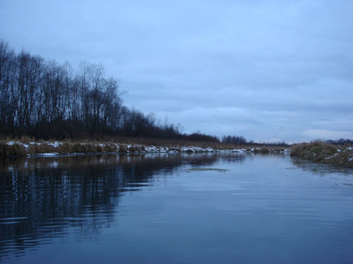 Начало пути. Небо затянуто тучами, рассвет еще едва теплится на горизонте.