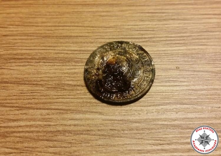 Что касается самой установки, то она крайне простая. В качестве источника тока была взята обыкновенная ненужная телефонная USB зарядка мощностью 5V, 1A. Провод USB был мною препарирован. Нагуглил, что ток идет по красному проводку, «земля» на черном. Для удобства я взял два медных толстых отрезка провода (коричневый и синий, «плюс» и «минус» соответственно) и два «крокодильчика». В миске я развел столовую ложку пищевой соды в воде и тщательно размешал. Вместо соды часто используют обычную поваренную соль. Металлическую посуду использовать нельзя!