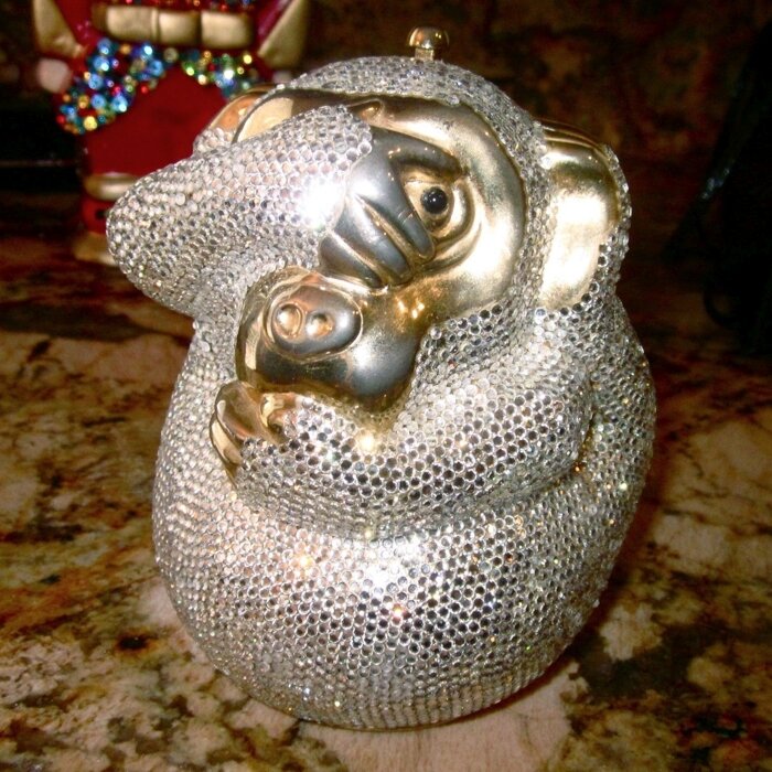 Косметичка-минодьер в виде обезьяны, закрывающей глаза, уши и рот. Джудит Лейбер