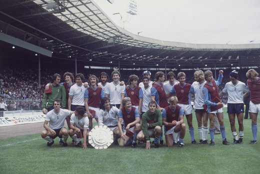 Черити-Шилд поделили между собой два коллектива,а точнее тарелка находилась по году в клубных музеях!