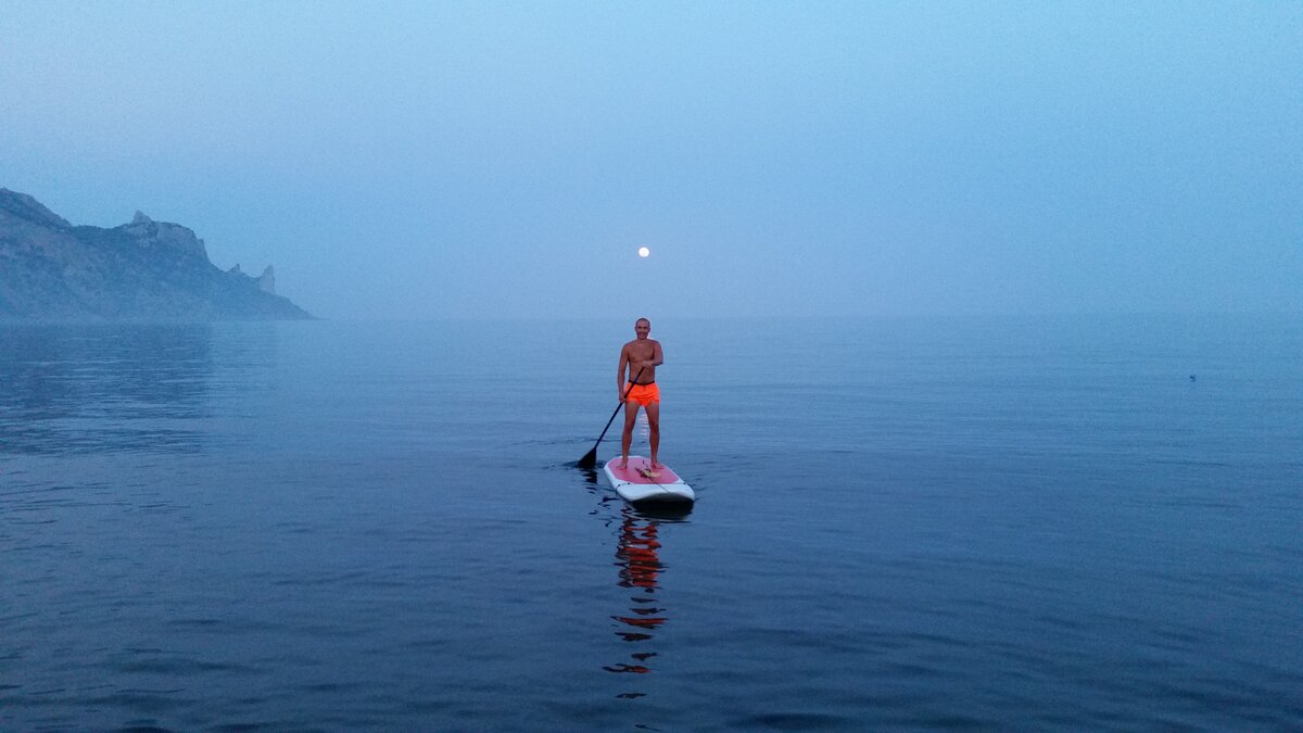 Покатушки на фоне луны и горы Дракон в Крыму