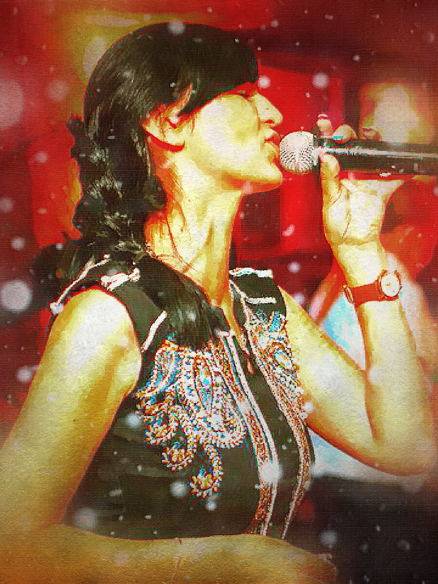  Жила девочка Ануш. Мама и папа армяне, но уже давно жили в России. Девочка с раннего возраста могла говорить на двух языках. Когда ей исполнилось пять лет, случилась беда. Её мама погибла под колесами автомобиля. Отец был человек строгий, но справедливый. Труженик был, работал в сапожной мастерской. Воспитывал дочь сначала один, потом женился на русской женщине. Дочка красавица, а пела как — заслушаешься… Вырастили, выдали замуж. Сына Ануш родила. Но не сложилась жизнь у молодых. Как оказалось, Ануш любила гульнуть на стороне. Развелись. Сын остался с отцом. Во втором браке родилась дочь. Но и этот брак быстро распался. Дочь также осталась жить с отцом, а не с матерью. Ануш, в этот раз закрутила роман с русским парнем Степаном. Он уже довольно прочно стоял на ногах. Был у него свой небольшой бизнес и квартира в центре города. Девушка красива была, вскружила парню голову. Вот уже и свадебку сыграли. Живут-не тужат. Дочку родили — Марину. Красавица, вся в мать. Голос — звонкий колокольчик. Степан землю прикупил, дом собрался строить для семьи. Вот уже и первый этаж готов. Только не все ладно в семье. Начал Степан подозревать, что Ануш изменяет ему. Пару раз у нее получилось отмазаться… Поверил. Была у Степана сестра Ася. Однажды увидела Ася, как Ануш шла в обнимку с чужим мужчиной. Подошла, пыталась вразумить ее. Берегись, если Степан узнает (он очень ревнив) — беда будет. Одумайся, ведь дочь у вас растет. Ануш рассмеялась только: «Ты не расскажешь — не узнает». Ася и не думала рушить их семью. Ничего брату не сказала. Только шила в мешке не утаишь. И трагедия случилась. Застал однажды Степан жену с другим. Ревность, злость...и случилась беда. Убил он Ануш. Убил на глазах Марины. Девочке пять лет тогда было. Степана посадили. А девочку куда? Дед старый уже.. Пожалела сироту, Ася. Все же теткой родной приходиться Марине. Ася — женщина очень набожная. Соблюдала все посты, посещала службы, начинала день с молитвы и заканчивала ею же. И церковь недалеко, в соседнем дворе была. Туда Ася и ходила. Была она на тот момент вдовой. Сама воспитывала троих сыновей, но не смогла бросить дочку брата. Квартира у нее была большая: четыре просторные комнаты, только кухня маленькая. Стали жить- поживать. Материально дед Марины порой помогал. Любил он малышку. Вот только гибель матери не прошла бесследно. Психологическая травма была сильная. Долго Ася лечила Марину. По врачам, травникам, лекарям водила. По святым местам и монастырям возила. Стала брать ее на службы в храм. Записала в воскресную школу. Её хлопоты не пропали даром. Девочка ожила, стала спокойней, перестала бояться и плакать. В воскресной школе оценили ее голос, и стала Марина петь во время служб в церковном хоре. В школу пошла, а потом и в музыкальную на класс фортепиано ее записали. Училась хорошо. Ася с ней занималась, как и с родными детьми. Никого не обделяла. Если могла — сама помогала, где не могла — репетиторов нанимала. Способности у Марины к языкам были. Английский легко давался. И пела все время, пела…. Так прошло еще несколько лет и вот уже девочке 11 лет. И тут начались проблемы…. Продолжение следует.