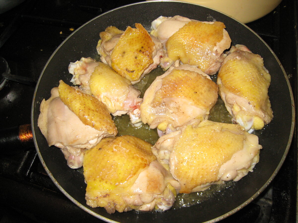 Вкусно бедра курицы на сковороде