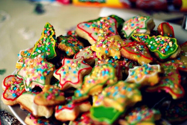 Сегодня хочу поделиться с вами рецептом новогоднего печенья, которое я пеку на Новый год уже много лет. 