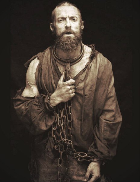 Дневник заключенного в прямом эфире. Пост 1 
Доброго времени суток.  
И так все по порядку: 
 Я заключенный одной из стран СНГ. Сижу я уже 8 лет. И от скуки мне взбрело в голову что этот блог кому то будет интересен. В телеграме у меня есть читатели которые мне и посоветывали провести блог именно тут. 
 Сегодня 1.01 утро нового года. Моя цель на этот  год женится. Я молодой , сидеть долго. Но не будем углубляться , если я женюсь то обязательно расскажу об этом. Ведь невесты у меня пока нету.
 В этом блоге я расскажу как выжить в тюрьме. Кто опаснее менты или зеки ? Что такое карантин? Мне есть что сказать ). Но на самом деле я хочу развивается. Мой звонок будет только в 2031 году . И я не представляю как я буду освобождатся в 40 лет . Но очень бы хотелось в дальнейшем остаться человеком. 
 
 Все по сути ? Тогда подписывайся и уже вечером ты узнаешь за что в России дают 20лет , и как по настоящему выглядит внутренний мир заключенных.. Эфир пряимо из казенных нар .