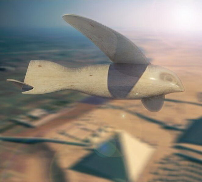 Эта вырезанная из сикимора невзрачная фигурка, напоминающая планер или небольшой самолет, была найдена в ...