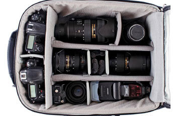 Чехол, кофр
  Начать следует с сумки (чехол или кофр) для переноса фотоаппарата. И  не вздумайте пропустить этот пункт. Таскать с собой по чудим города и  странам дорогостоящую фототехнику на простом шейном ремне, без  соответствующей защиты, просто кощунство. Мы бы советовали вообще всегда  и везде переносить фотоаппарат в сумке, и доставать его только для  съемки. Ведь случайные удары, пыль, грязь, брызги воды, особенно  соленой, если и не выведут из строя фотоаппарат моментально, то почти  наверняка значительно сократят его жизнь.
 Цены сумок для фотоаппаратов начинаются от 150 рублей за простой  чехол для мыльницы; от 500 рублей за простенькую сумку для зеркального  фотоаппарата; от 2000 рублей за рюкзак фотографа. Но уж в чем в чем, но в  защите экономить не стоит. Лучше подобрать сумку подороже, но при этом  понадежнее. Подбирать сумку, разумеется, нужно под размеры вашего  фотоаппарата, а для камер со сменной оптикой еще  и под размер  возможного сменного объектива. Обращайте внимание на материал,  внутреннюю отделку, наличие необходимых кармашков и отделения для  хранения дополнительных фотоаксессуаров. Дешевый и тонкий на вид и ощупь  материал быстро протрется или потеряет красивый внешний вид, а тонкая  ткань внутри сумки тоже быстро протрется. Также обращайте внимание на  наличие защитного пористого материала в стенках сумки: чем он толще, тем  надежнее будет защищена фотокамера от случайных ударов и даже падений.  Ну и в идеале с сумкой в комплекте должен идти влагозащитный чехол, ведь  он защитит саму сумку и спасет камеру во время проливных тропических  дождей.
 