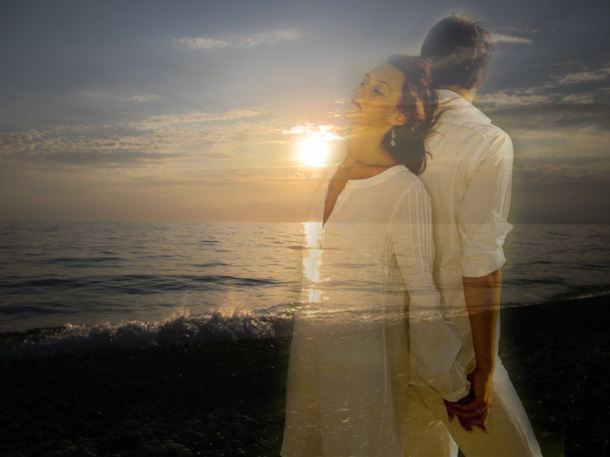 Красивые влюбленные пары. Счастливые влюбленные. Двое любовь. Объятия на природе. Счастливая пара.