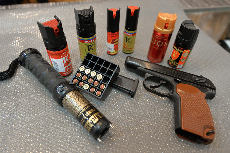 У шокеров есть одна очень весомая проблема, невозможность использования на расстоянии, что предполагает близкий контакт с нападающим. Можно конечно заплатить в два раза дороже и приобрести "Тазер". Он обойдется вам, примерно, в 4000 рублей и каждый картридж еще по 500. Такой шокер стреляет электродами на 2-3 метра, но нужно обладать хорошей меткостью. попадание доставит агрессору незабываемые ощущения.