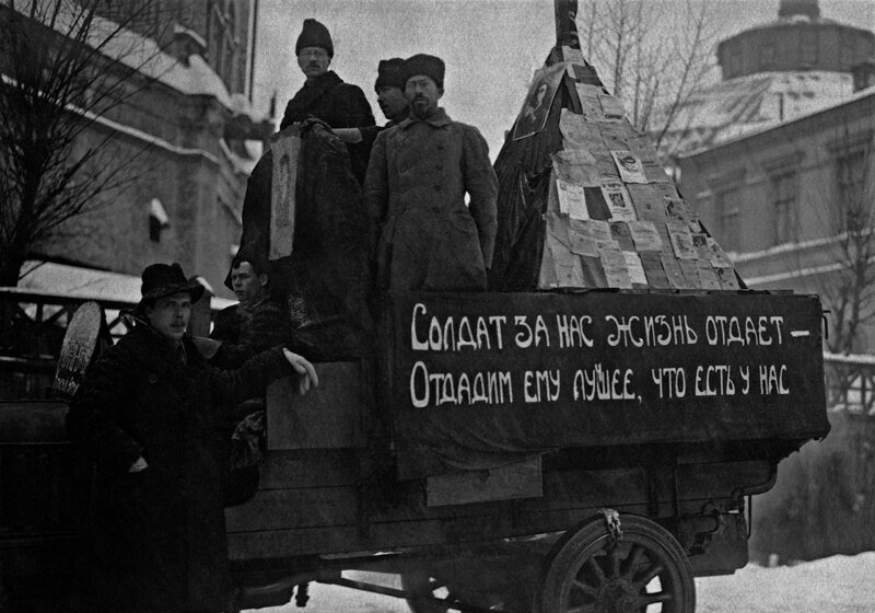 Агитационный автомобиль. Петроград. Неизвестный автор, 1918 год, Петроград, из архива МАММ/МДФ.

